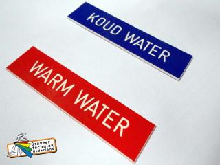 Kunststof graveerplaatjes bv met gaatjes of kleeflaag